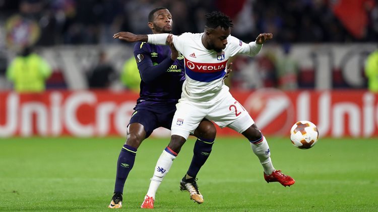 Cuco Martina (Everton) a ajuns la spital după o accidentare la meciul cu Lyon şi rămâne sub observaţie în această noapte