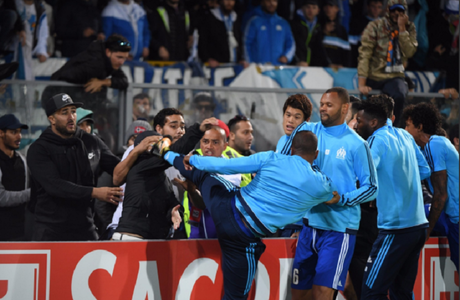 Patrice Evra (Marseille) a lovit un fan înaintea partidei cu Vitoria Guimaraes. Francezul a primit cartonaş roşu - VIDEO