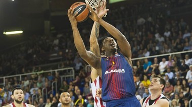 Minute de linişte şi scandări de "Libertate" la meciul de baschet Barcelona - Olympiacos, pentru liderii separatişti catalani