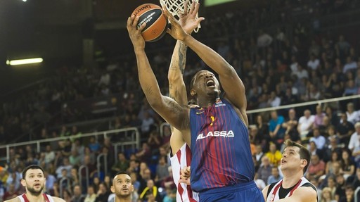 Minute de linişte şi scandări de "Libertate" la meciul de baschet Barcelona - Olympiacos, pentru liderii separatişti catalani