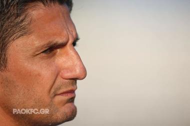 PAOK Salonic, echipa lui Răzvan Lucescu, a fost învinsă de AEK Atena, scor 1-0, într-un meci cu trei jucători eliminaţi