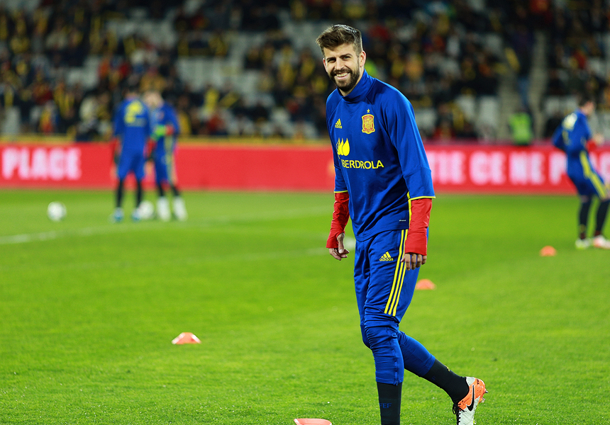 Spania a remizat cu Rusia, scor 3-3, într-un meci amical; Un fan a intrat pe teren şi l-a salutat pe Pique