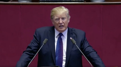 Donald Trump l-a făcut "prost nerecunoscător" pe tatăl unuia dintre baschetbaliştii reţinuţi în China