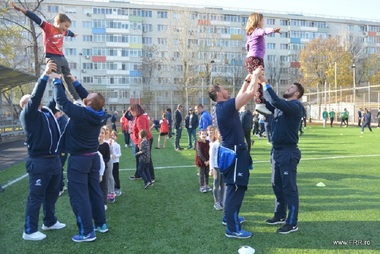 Naţionala de rugby a predat o lecţie inedită de sport la Şcoala Gimnazială Sfântul Nicolae