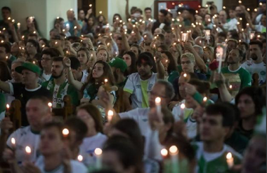 Sute de fani ai echipei Chapecoense au adus un omagiu victimelor tragediei aviatice din noiembrie 2016