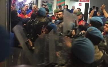 Şumudică şi Săpunaru au fost atacaţi de adversari la finalul meciului cu Alanyaspor. Tehnicianul a fost rănit la nas 
