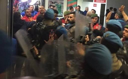 Şumudică şi Săpunaru au fost atacaţi de adversari la finalul meciului cu Alanyaspor. Tehnicianul a fost rănit la nas 