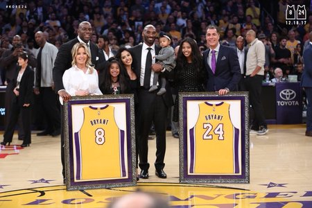 LA Lakers a retras tricourile cu numerele 8 şi 24 purtate de Kobe Bryant