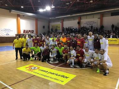 Fostele glorii de la Rapid şi Dinamo au remizat într-un meci demonstrativ la sala Rapid