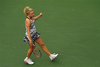 Siniakova o învinge pe Şarapova şi va fi adversara Simonei Halep în finala Shenzhen Open