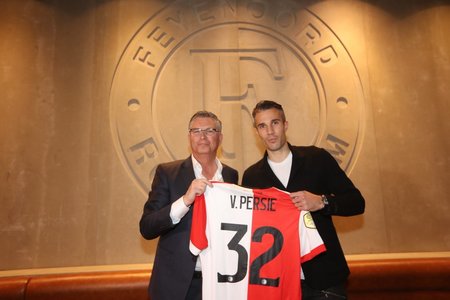 Robin Van Persie a semnat un contract cu Feyenoord