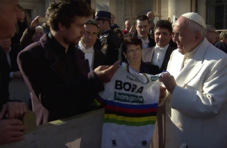 Peter Sagan, triplu câştigător al titlului mondial la ciclism, i-a dăruit un tricou de campion şi o bicicletă Papei Francisc