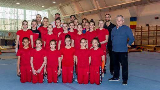 Gimnastele şi antrenorii din lotul naţional, colaborare cu un expert UEG pentru exerciţiile la paralele