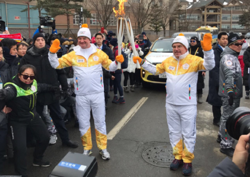 Thomas Bach a purtat torţa olimpică, vineri dimineaţă, la Pyeongchang