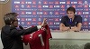 Prezentatorii unei emisiuni de satiră din Italia i-au oferit lui Conte, în conferinţa de presă, un tricou semnat de “prietenul său” Mourinho - VIDEO