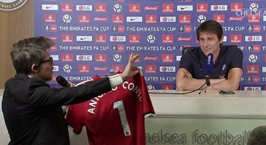 Prezentatorii unei emisiuni de satiră din Italia i-au oferit lui Conte, în conferinţa de presă, un tricou semnat de “prietenul său” Mourinho - VIDEO