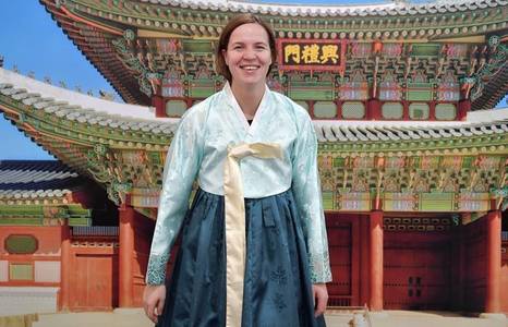 Raluca Strămăturaru s-a îmbrăcat în haine tradiţionale Hanbok cu ocazia anului nou coreean
