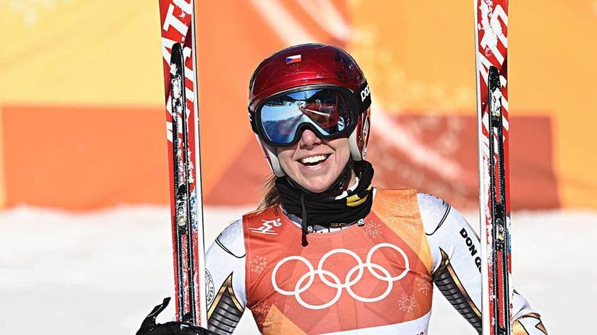 Presa internaţională scrie că Ledecka a câştigat titlul olimpic cu schiuri împrumutate de la Mikaela Shiffrin. Mama lui Shiffrin neagă