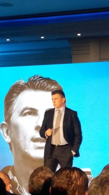 Lupescu îşi lansează candidatura la preşedinţia FRF în prezenţa unui număr impresionant de foşti fotbalişti. "Faptul că sunteţi atâţia aici îmi dă mie convingerea că am luat decizia care trebuie", a spus el
