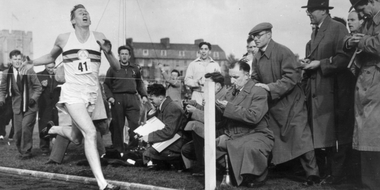 Roger Bannister, prima persoană care a alergat o milă în mai puţin de patru minute, a încetat din viaţă, la vârsta de 88 de ani
