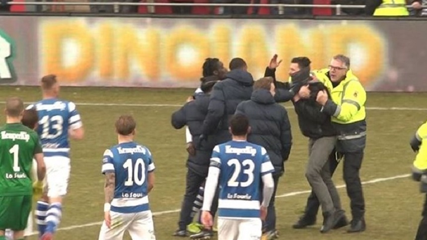 Mai mulţi fani au intrat pe teren pentru a-i ataca pe jucători, la meciul Go Ahead Eagles – De Graafschap - VIDEO