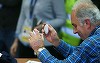 Incident la PAOK: un bărbat a venit la conferinţa de presă cu o piatră şi cu o rolă de hârtie şi l-a întrebat pe Lucescu dacă este la fel să fie lovit cu un obiect sau cu celălalt