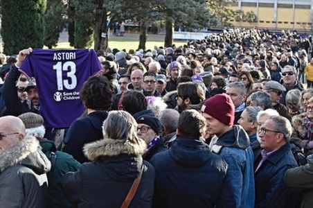 Peste 20.000 de iubitori ai fotbalului i-au adus un ultim omagiu lui Astori la Coverciano. La meciurile din Serie A, Serie B şi Serie C se va ţine un minut de reculegere