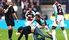 Terenul London Stadium, invadat de fani, la meciul West Ham United - Burnley, scor 0-3
