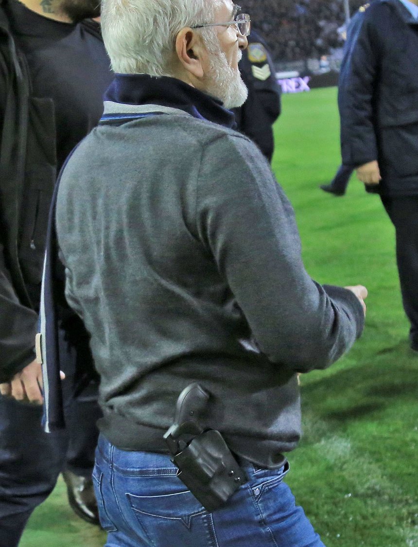 Patronul grupării PAOK Salonic a intrat pe teren având o armă asupra sa la meciul cu AEK