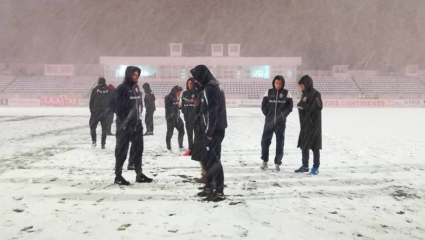 Terenul acoperit cu zăpadă la Botoşani înaintea meciului cu Dinamo