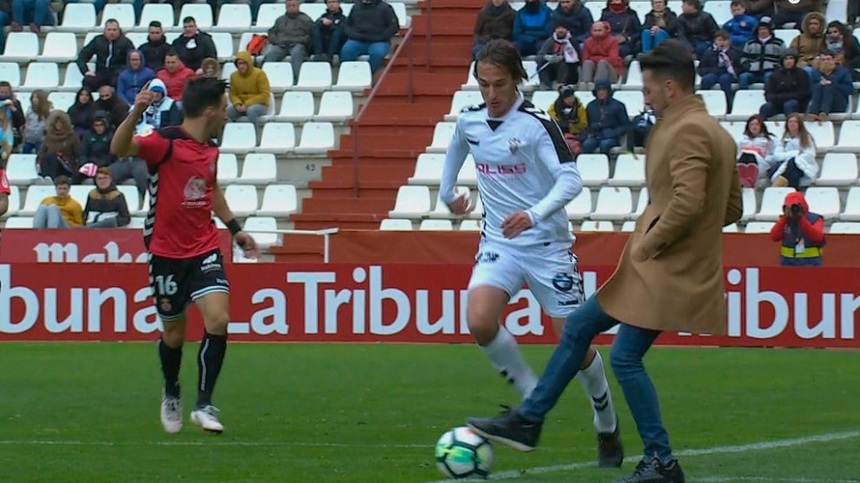 Antrenorul echipei Cultural Leonesa, suspendat patru jocuri pentru că a oprit un atac al adversarilor la un meci din Spania - VIDEO
