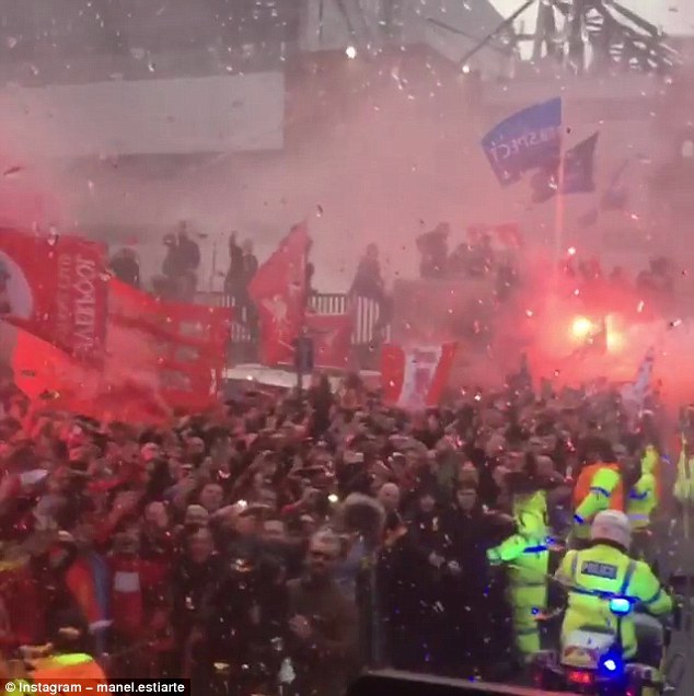 Imagini filmate din interiorul autocarului lui City, în timp ce era "bombardat" de fanii lui Liverpool - VIDEO