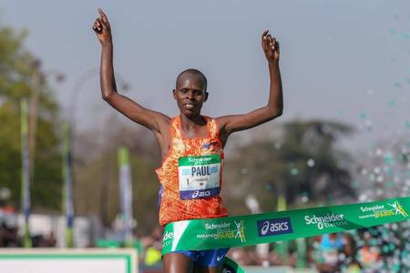 Kenyanul Paul Lonyangata a câştigat maratonul de la Paris