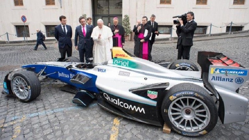 Papa Francisc a binecuvântat un monopost de Formula E