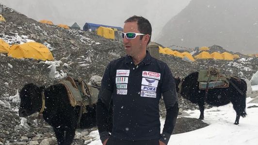 Alpinistul timişorean Horia Colibăşanu a ajuns în tabăra de bază Everest-Lhotse unde va sta pentru aclimatizare; el încearcă să cucerească Everestul pe o rută nouă