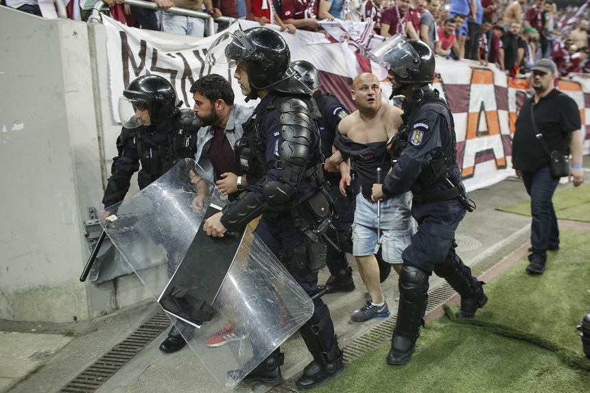 Noi incidente la meciul CSA Steaua-Academia Rapid. Fanii stelişti au aruncat cu scaune înspre jandarmi, s-a intervenit cu gaze lacrimogene - VIDEO