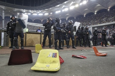 Jandarmeria Capitalei, după evenimentele de pe Arena Naţională: 77 de sancţiuni contravenţionale, 57 de persoane cu interdicţie la evenimente sportive, amenzi pentru organizatorul meciului şi pentru societatea privată de securitate