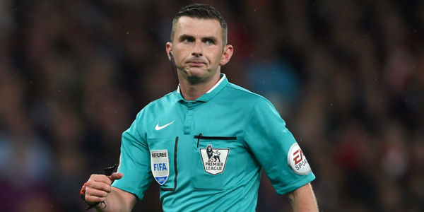 Poliţia britanică a lansat o anchetă după ameninţări primite de arbitrul Michael Oliver şi de soţia sa