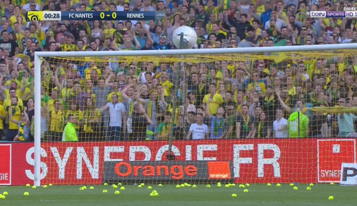 Mingi de tenis aruncate de fani pe teren la meciul Nantes – Rennes, în semn de protest faţă de programarea jocului