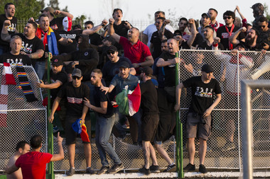 UPDATE - Dinamo, învinsă cu 2-0 de Sepsi, în play-out-ul Ligii I. Meci marcat de incidente după ce un fan dinamovist a furat steagul Ungariei din zona suporterilor echipei gazdă. FOTO