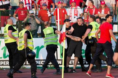 Incidentele de la Sfântu Gheorghe au fost provocate de un fan dinamovist, care a furat steagul Ungariei din zona suporterilor lui Sepsi - FOTO
