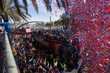 Mii de fani au sărbătorit pe străzi câştigarea titlului de către FC Barcelona