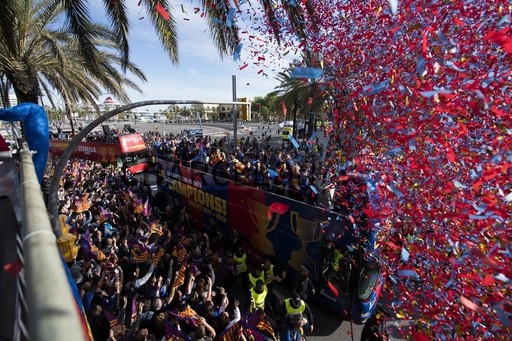Mii de fani au sărbătorit pe străzi câştigarea titlului de către FC Barcelona