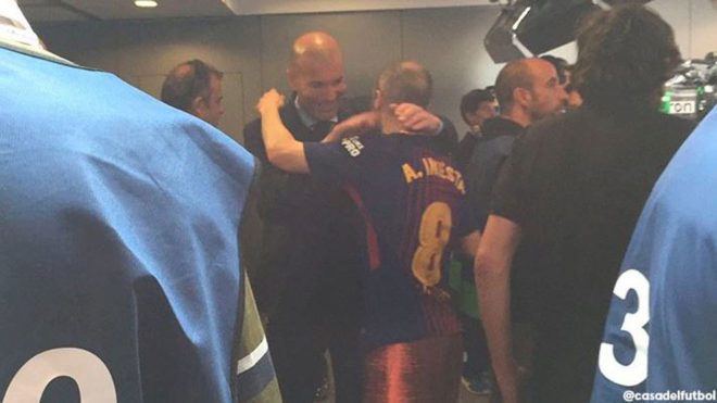 Zinedine Zidane a aşteptat cinci minute după El Clasico pentru a-l îmbrăţişa pe Andres Iniesta