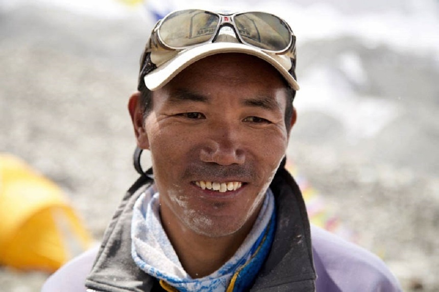Doi nepalezi au stabilit noi recorduri de ascensiuni pe Everest