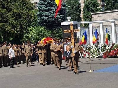 Cristian Ţopescu a fost înmormântat cu onoruri militare la Cimitirul Ghencea Militar