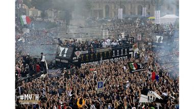 Şase fani Juventus, răniţi după ce camionul în care se aflau pentru a sărbători titlul s-a blocat în cablurile de alimentare a tramvaielor