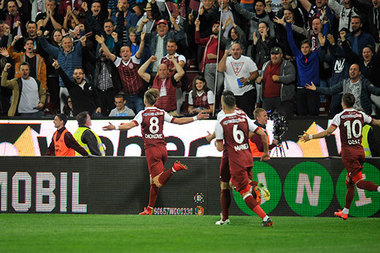 Jucătorii echipei CFR Cluj au primit medaliile şi trofeul pentru titlul de campioni ai României