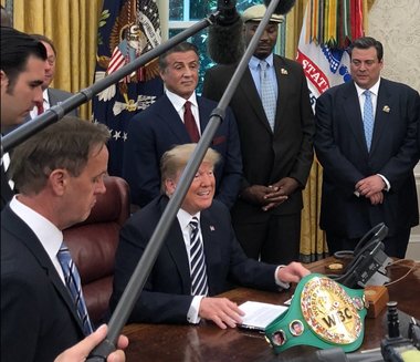 Trump l-a graţiat postum pe Jack Johnson, primul campion de culoare la categoria grea, condamnat în 1913 după ce şi-a transportat iubita dincolo de graniţa statului