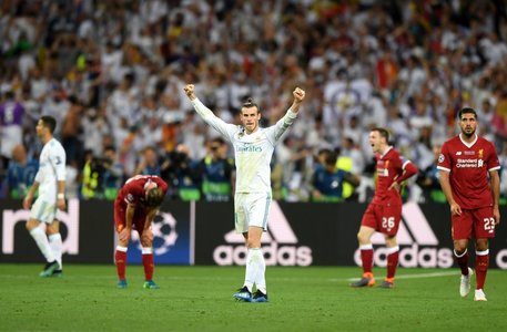 Căpitanul echipei Real Madrid, Sergio Ramos, a primit trofeul Ligii Campionilor de la preşedintele UEFA, Aleksander Ceferin
